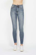 Load image into Gallery viewer, Judy Blue Tummy Control Contrast Wash Skinny Jeans