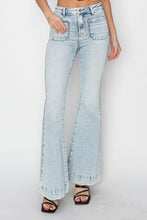 Cargar imagen en el visor de la galería, Risen Patch Pocket Flared Leg Light Blue Washed Denim Jeans

