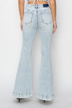 Cargar imagen en el visor de la galería, Risen Patch Pocket Flared Leg Light Blue Washed Denim Jeans
