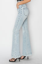 Cargar imagen en el visor de la galería, Risen Patch Pocket Flared Leg Light Blue Washed Denim Jeans
