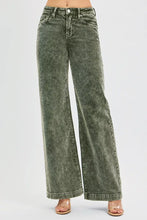 Cargar imagen en el visor de la galería, RISEN Wide Leg Corduroy Jeans

