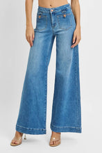Carica l'immagine nel visualizzatore di Gallery, RISEN Mid Rise Wide Front Patch Pocket Denim Jeans
