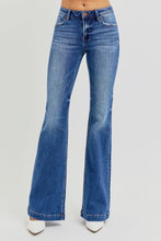 Carica l'immagine nel visualizzatore di Gallery, RISEN Low Rise Flared Leg Blue Denim Jeans
