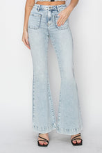 Cargar imagen en el visor de la galería, Risen Patch Pocket Flared Leg Light Blue Washed Denim Jeans
