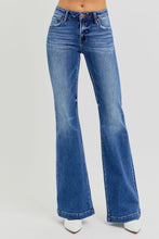 Carica l'immagine nel visualizzatore di Gallery, RISEN Low Rise Flared Leg Blue Denim Jeans 
